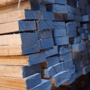 Tablas y tirantes de saligna para obras